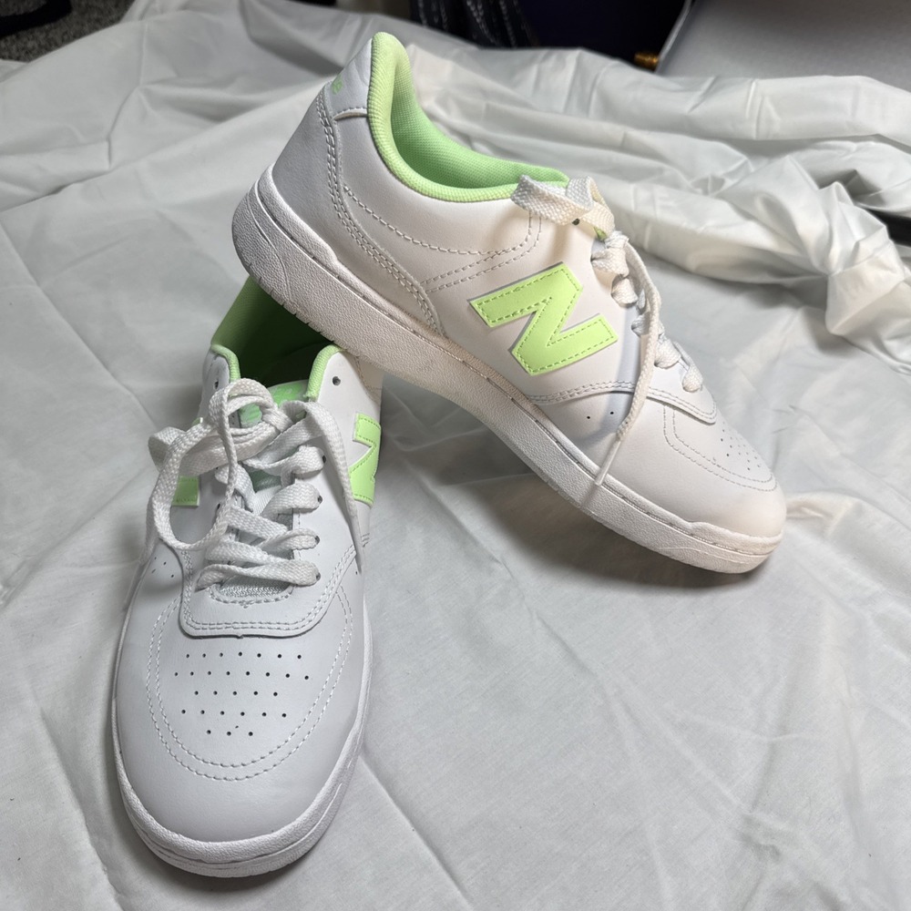 New Balance Women's BBw80  Court Sneaker - Size 9.5 White/Green